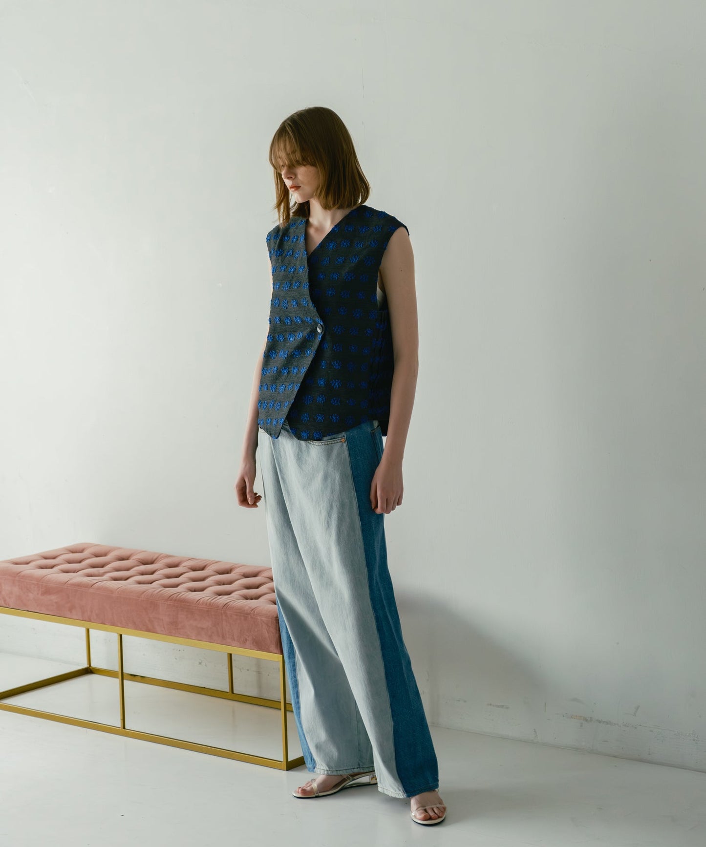 jacquard asymmetry vest / WHT26HBL4095