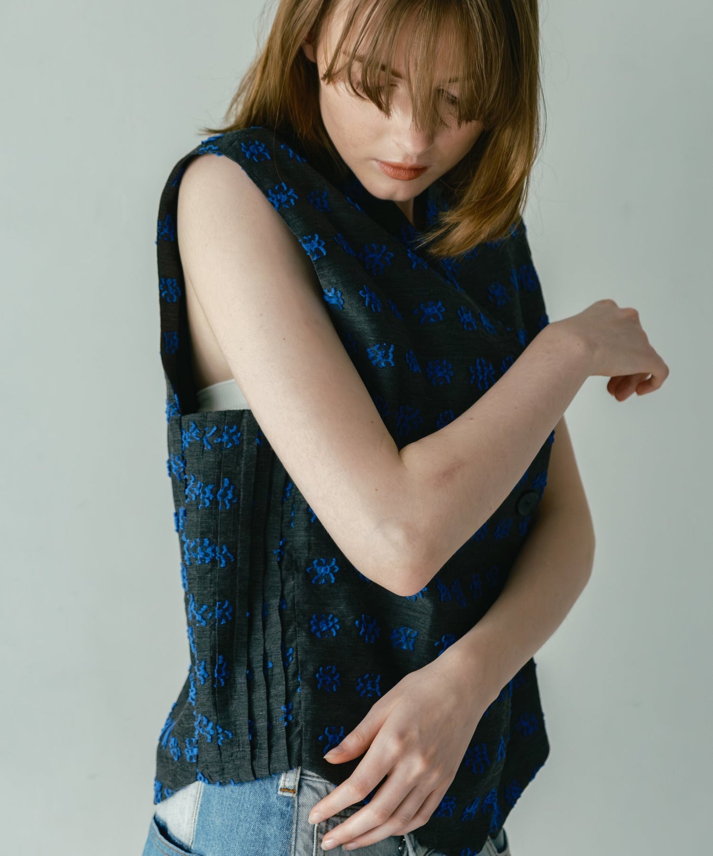 jacquard asymmetry vest / WHT26HBL4095