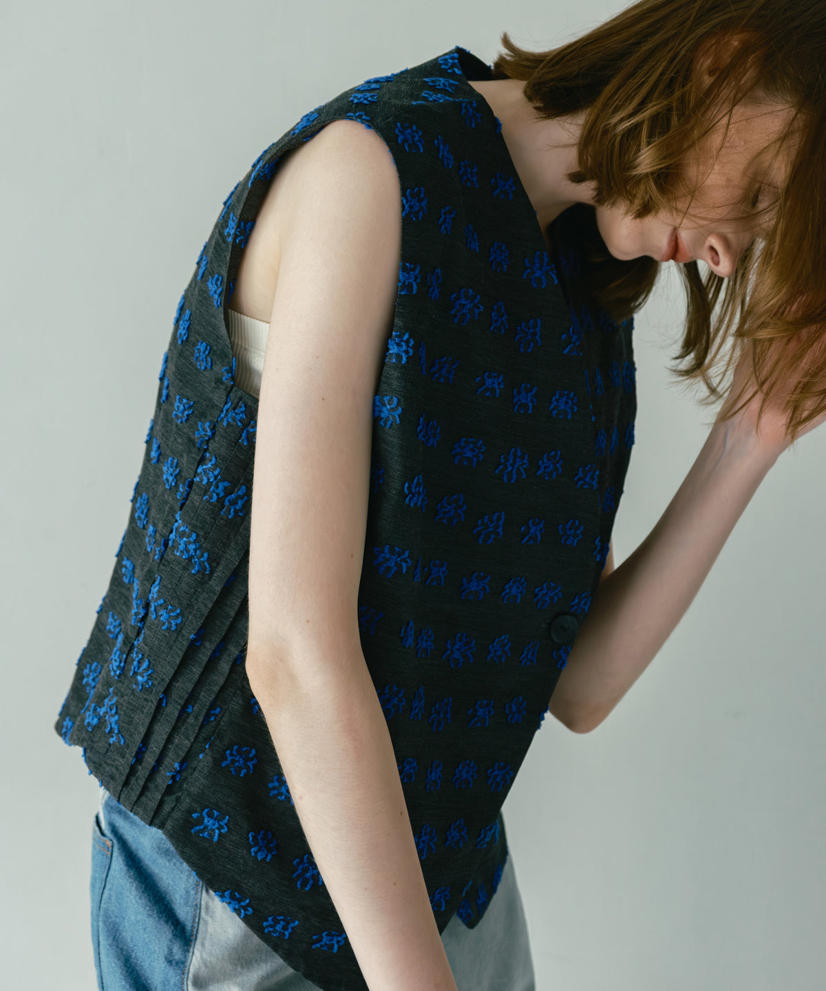 jacquard asymmetry vest / WHT26HBL4095