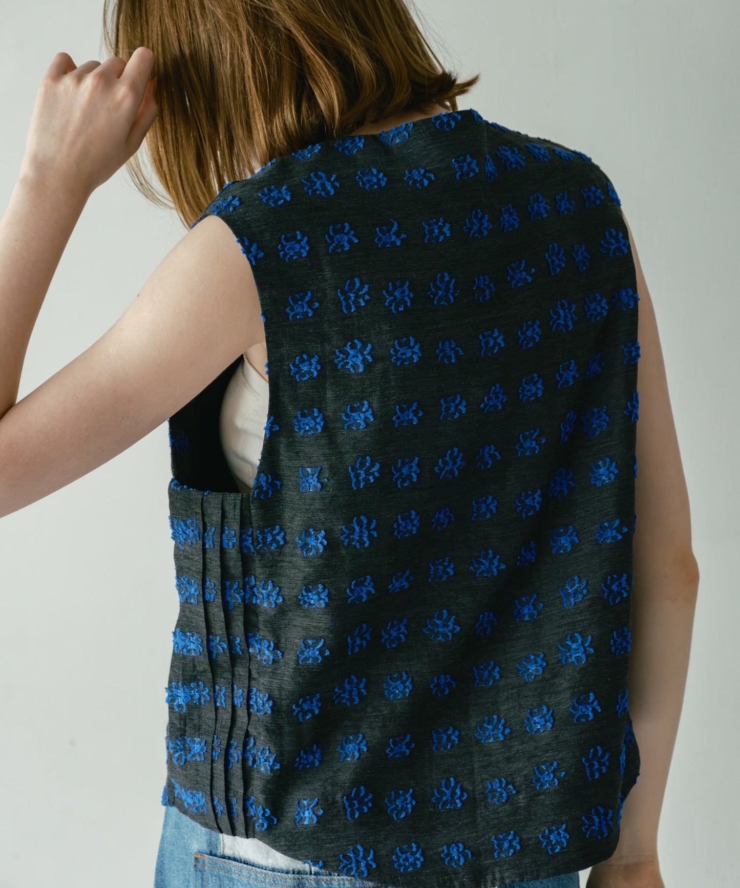 jacquard asymmetry vest / WHT26HBL4095