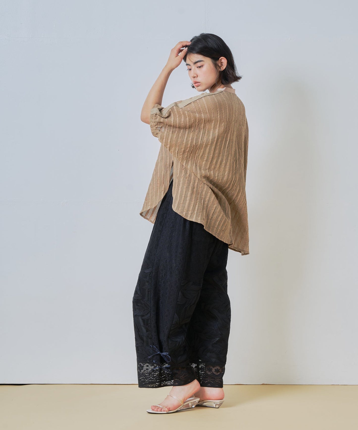 wide square blouse / WHT26HBL4096