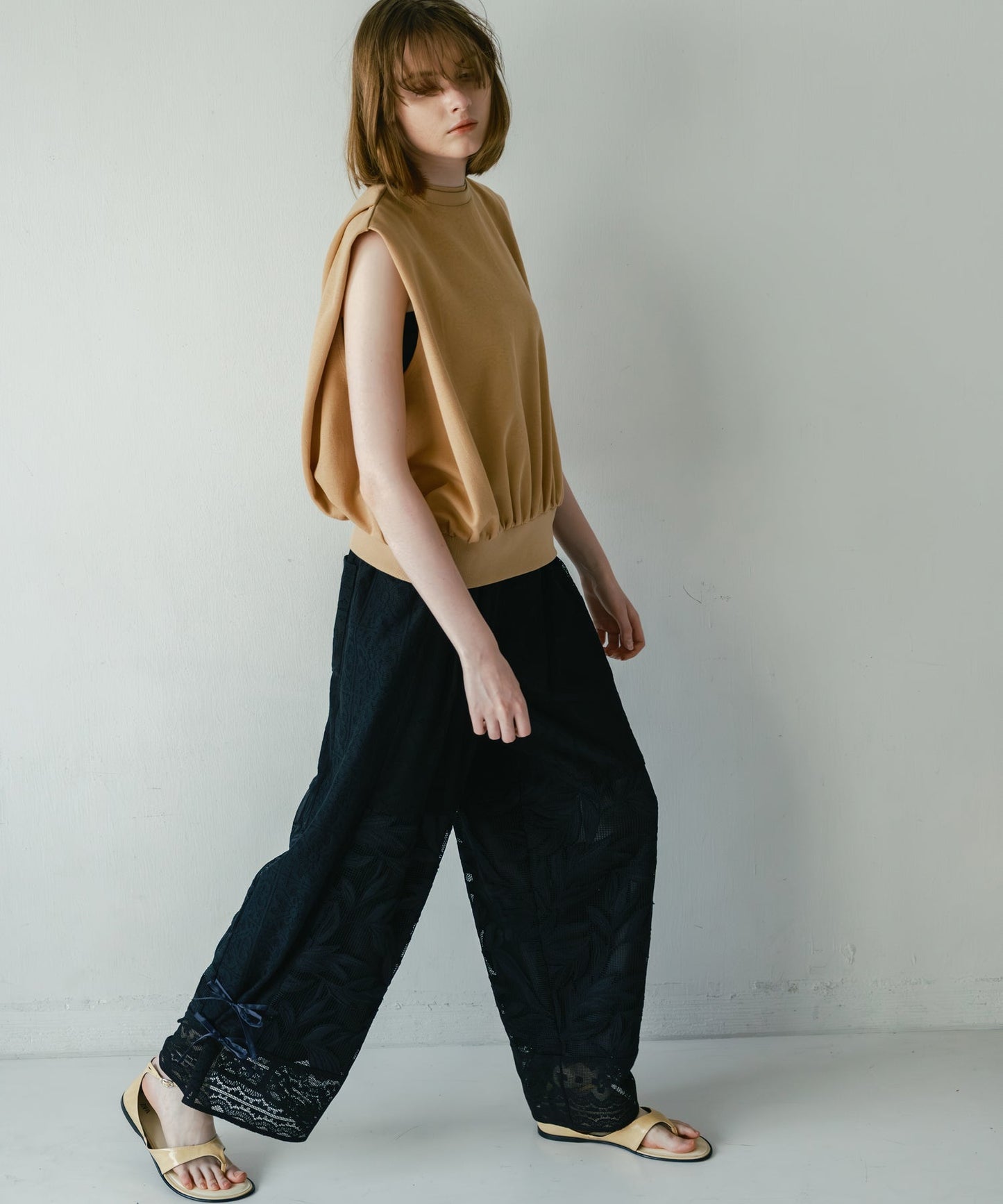 shoulder tuck tops / WHT26HCS4091