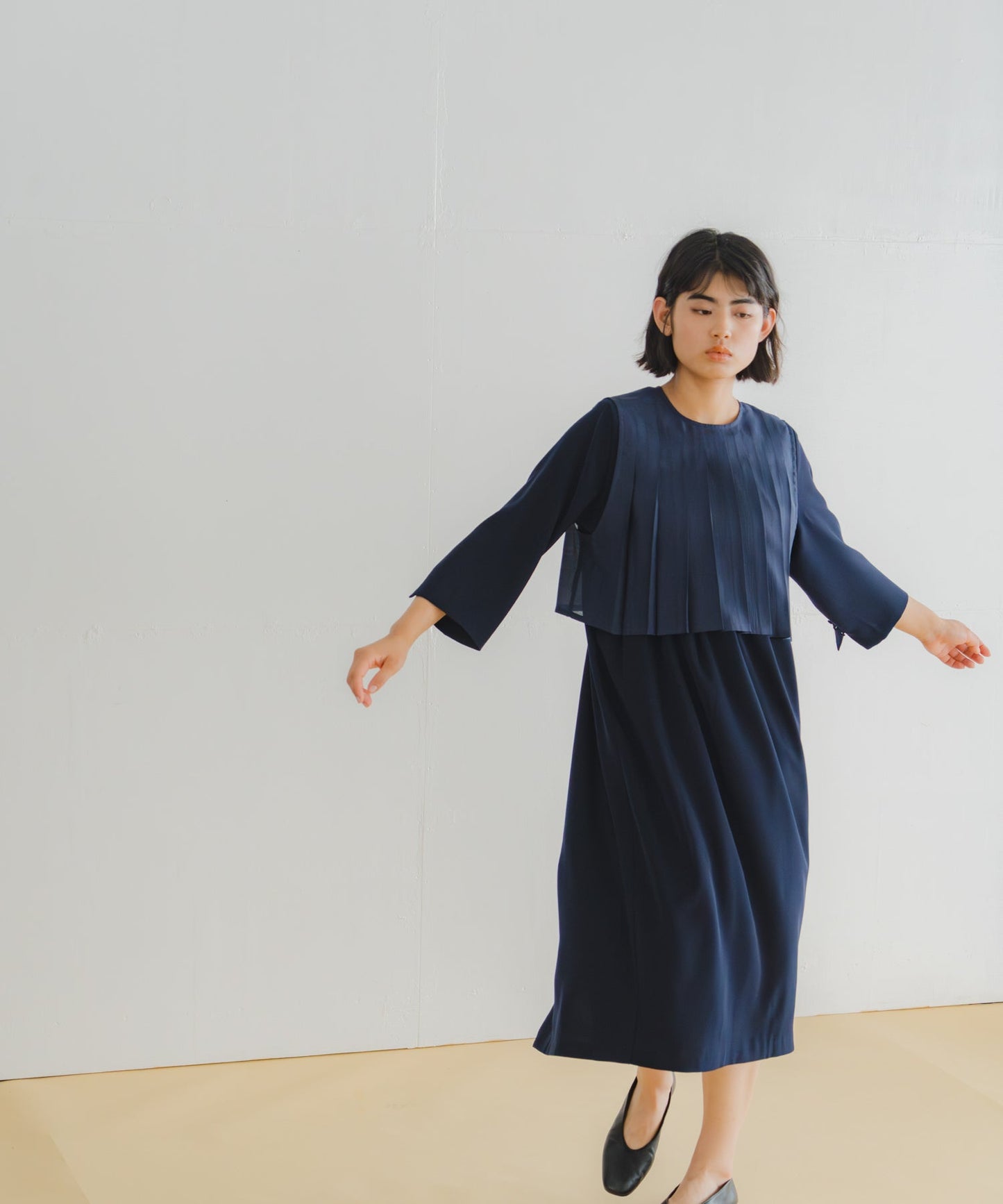 pleats vest dress / WHT26HOP4077