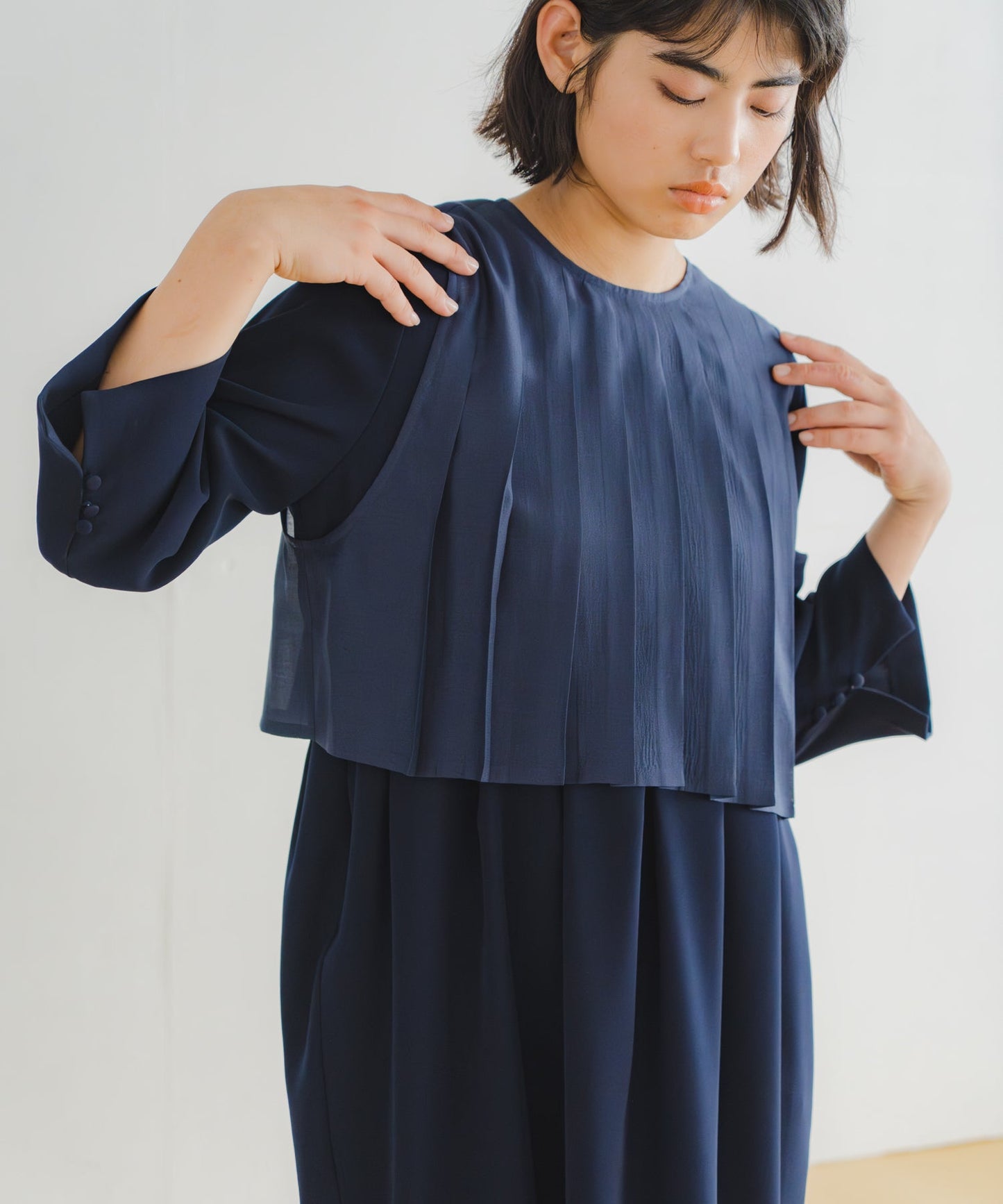 pleats vest dress / WHT26HOP4077
