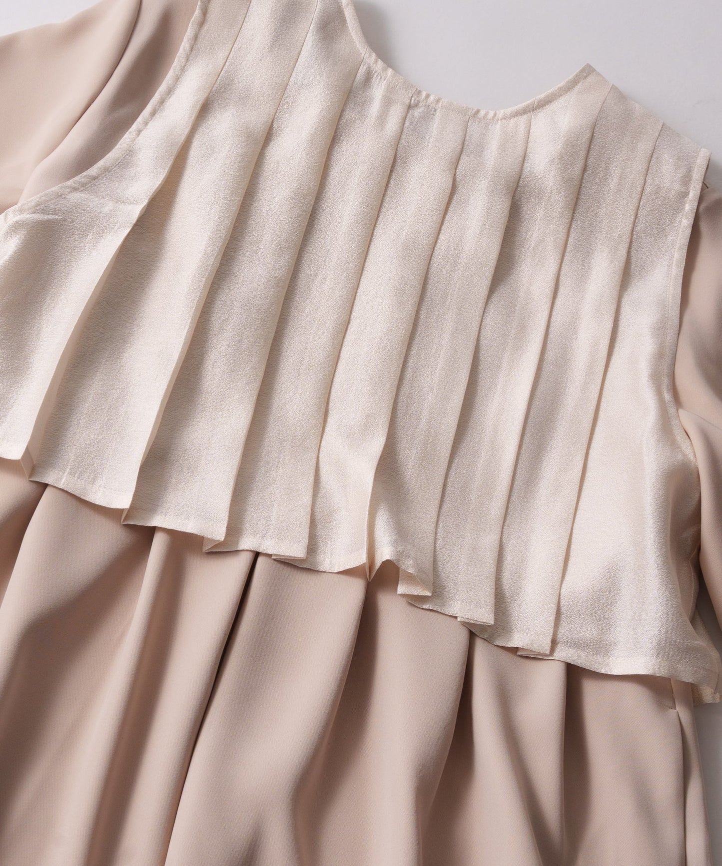 pleats vest dress / WHT26HOP4077