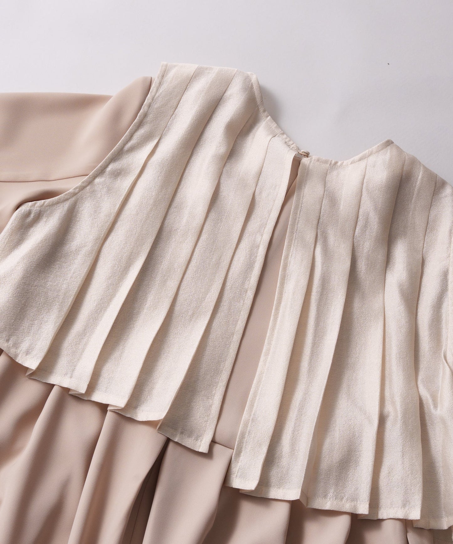 pleats vest dress / WHT26HOP4077
