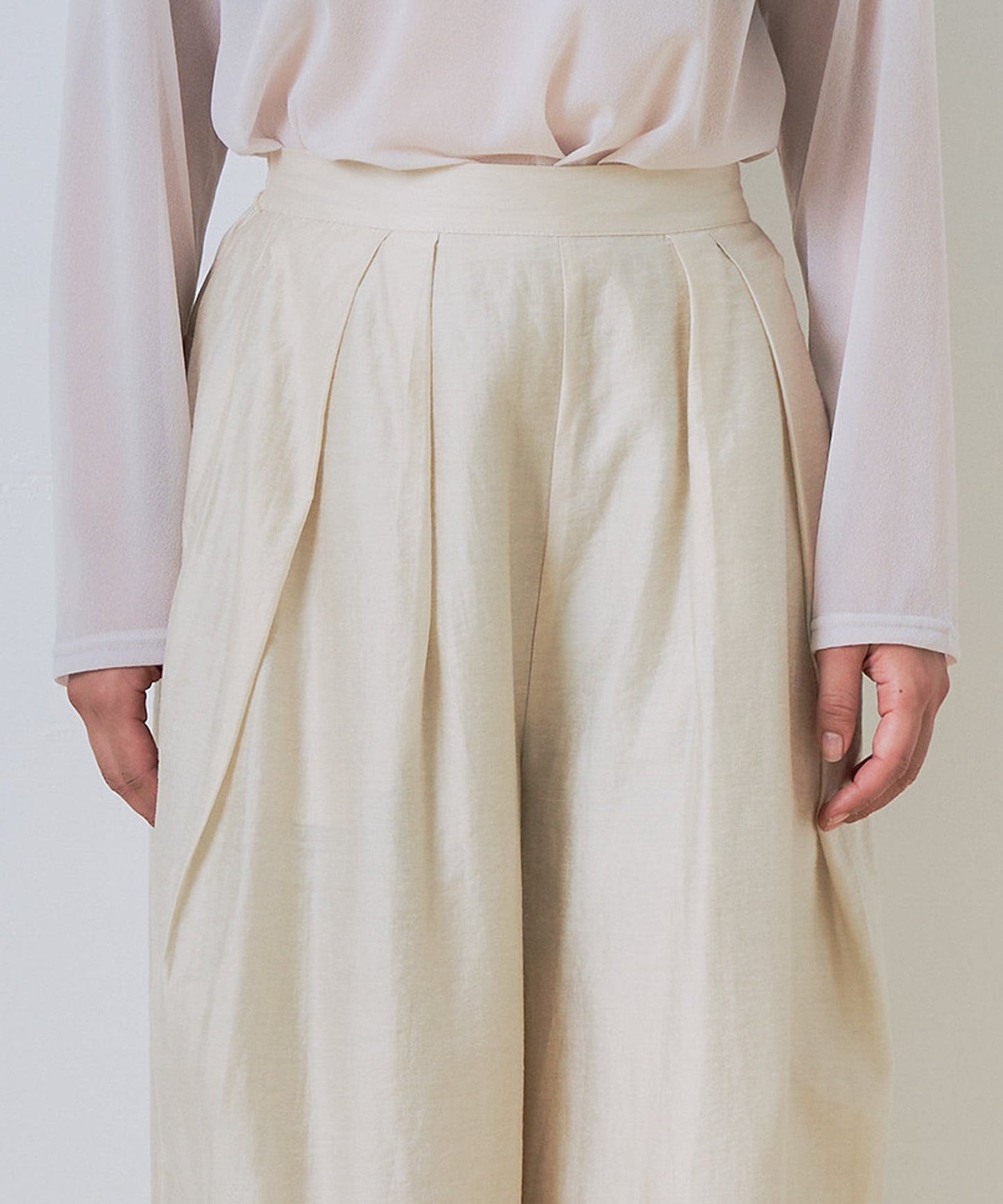 sheer volume trouser / WHT26HPT4062