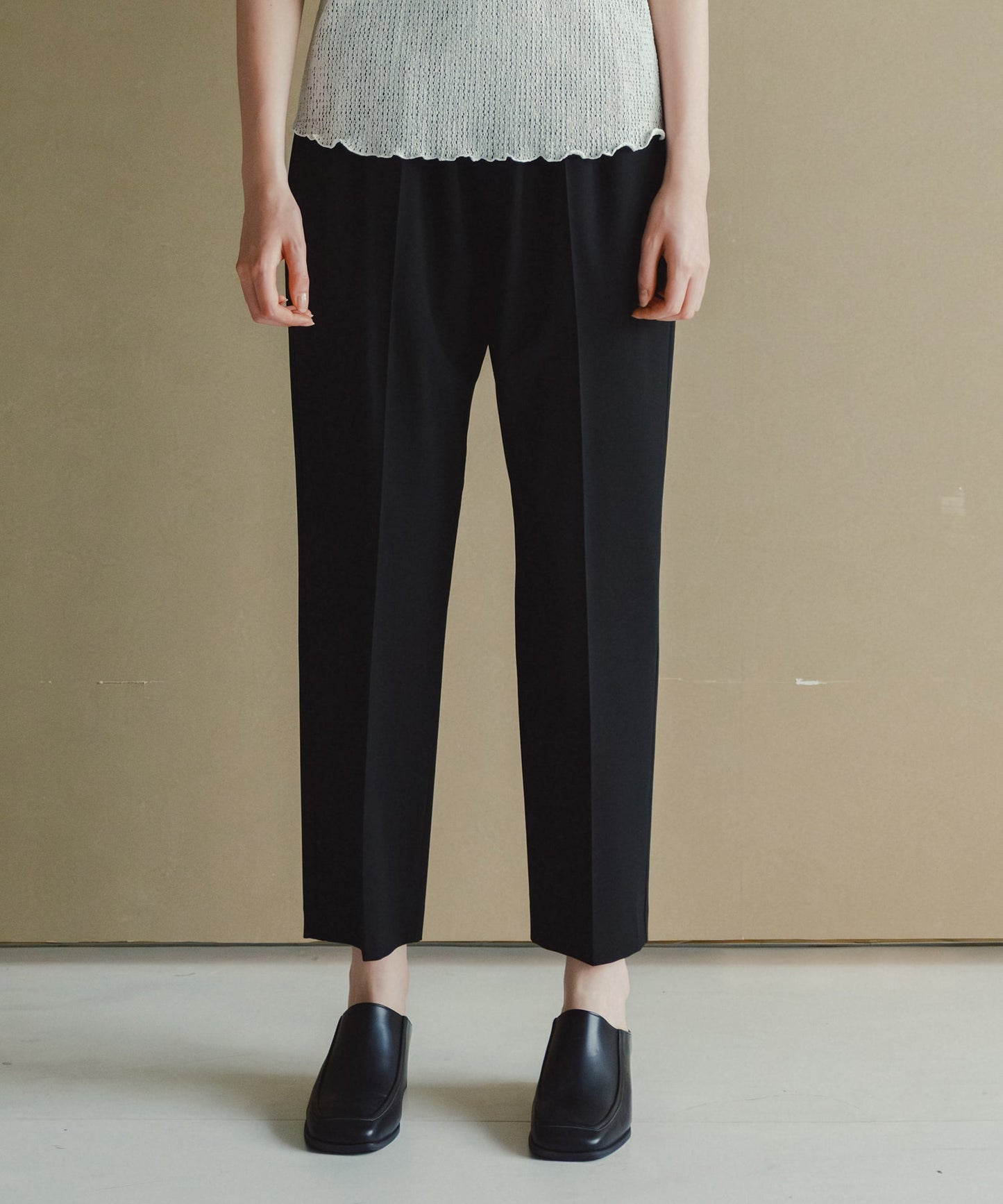 centerpress trouser / WHT26HPT4064