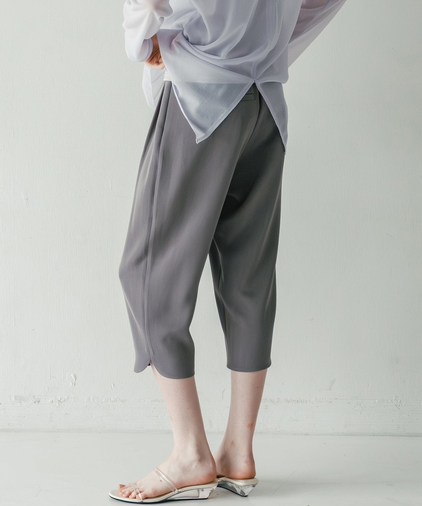 loose capri pants / WHT26HPT4066