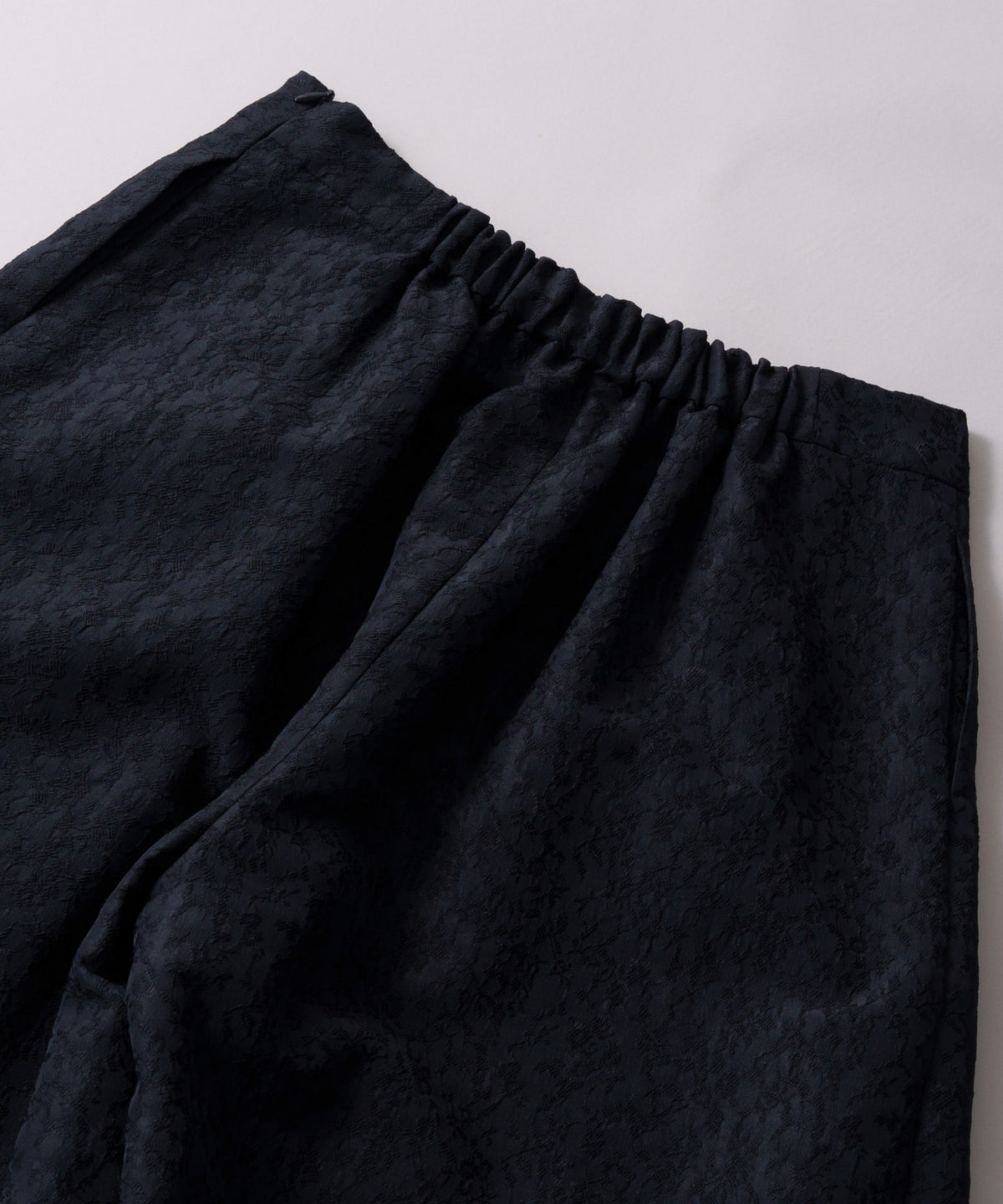 jacquard tuck trouser / WHT26HPT4067