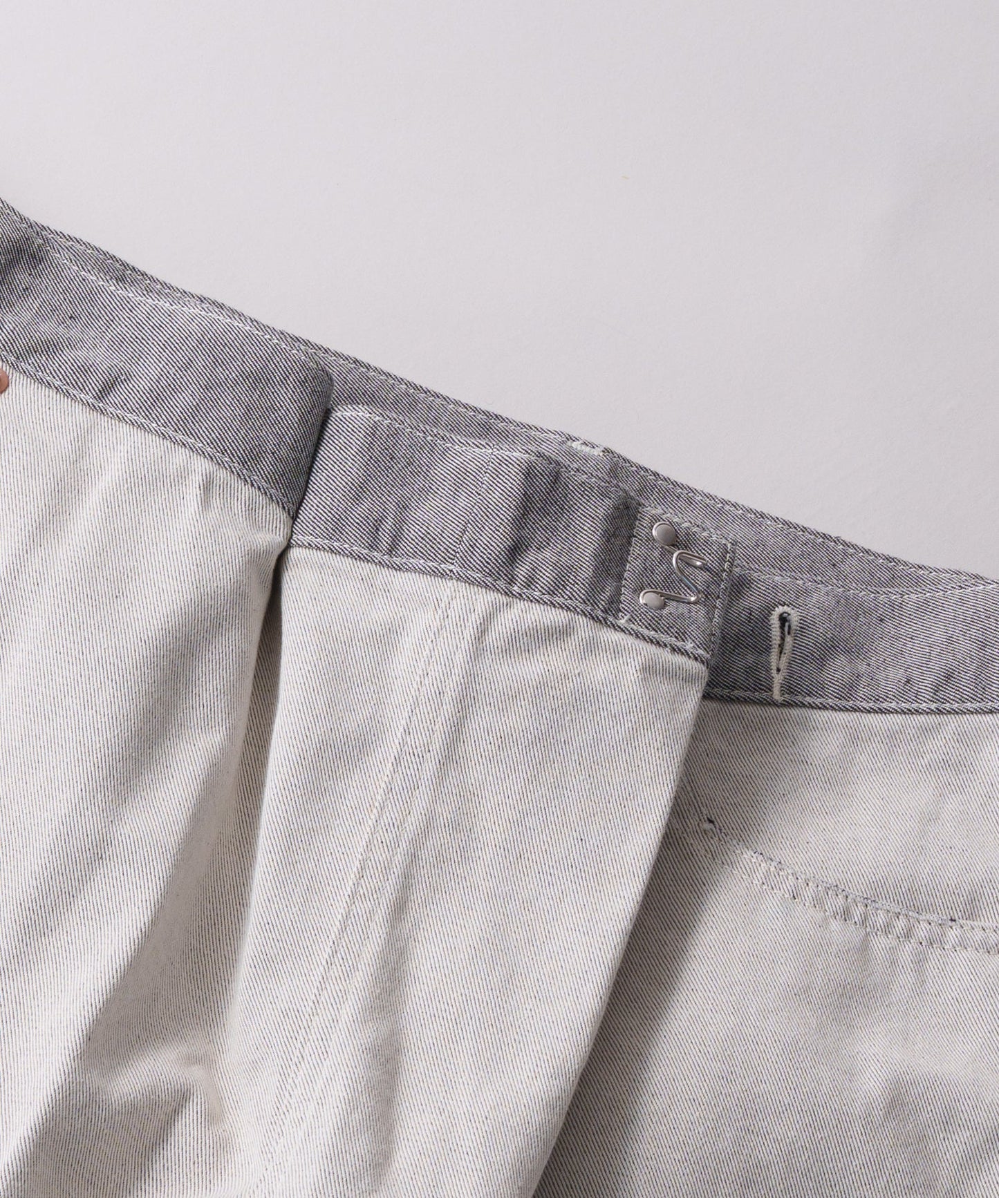 asymmetry tuck denim / WHT26HPT4068