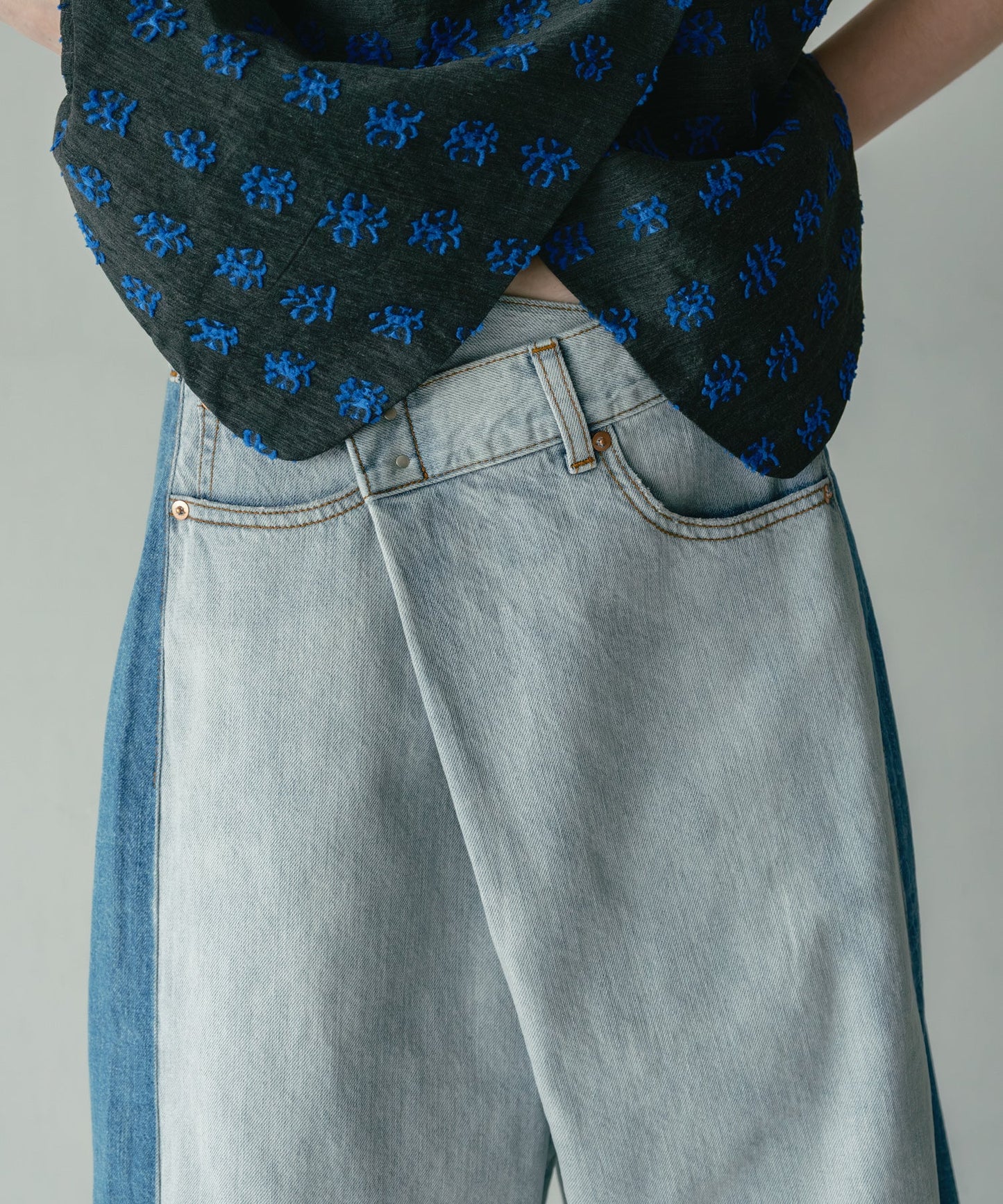asymmetry tuck denim / WHT26HPT4068