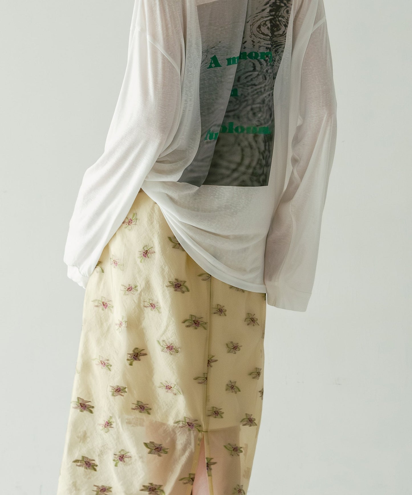 sheer flower skirt / WHT26HSK4031