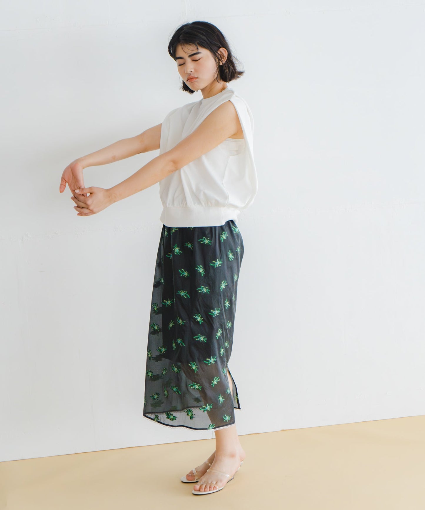 sheer flower skirt / WHT26HSK4031
