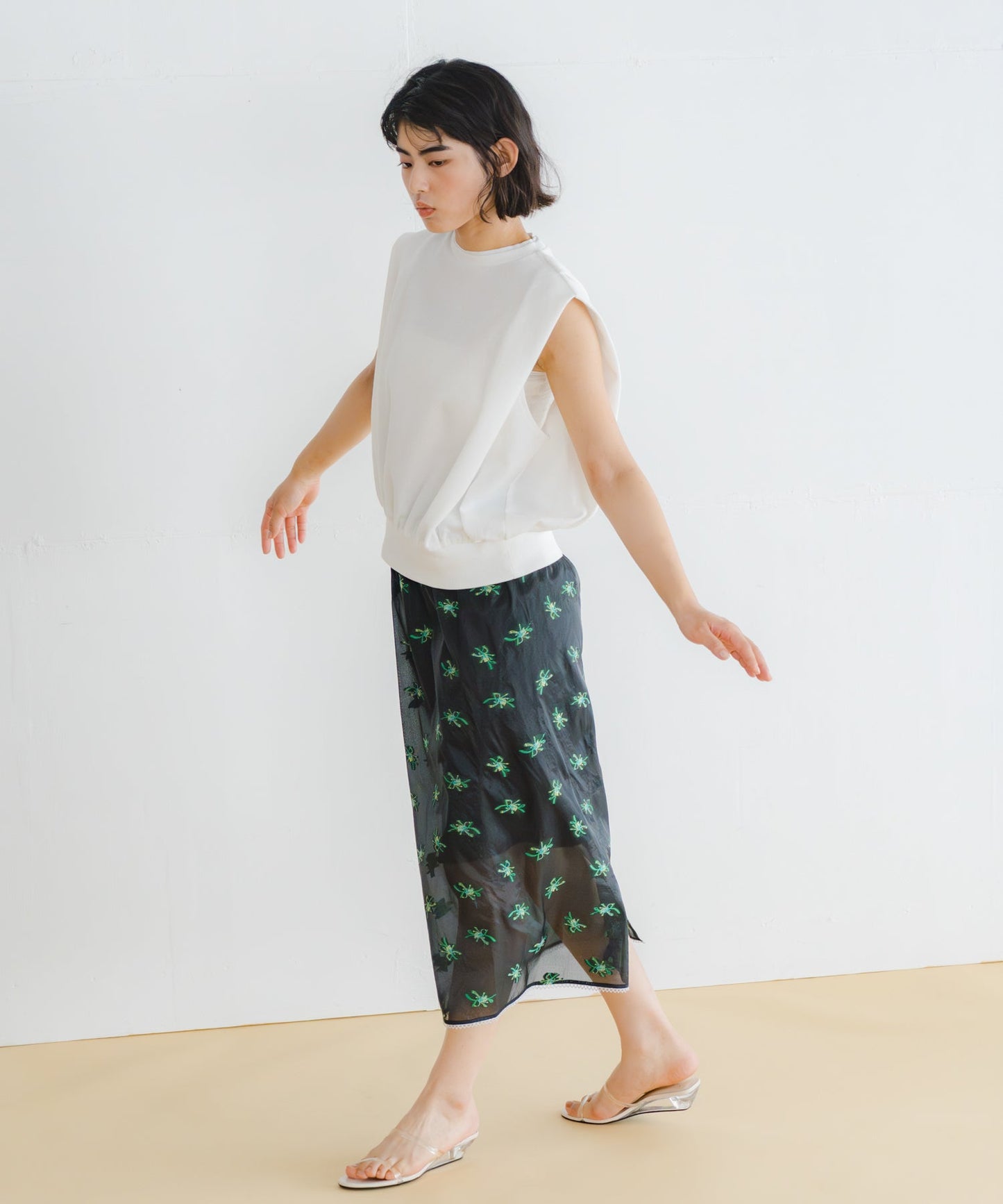 sheer flower skirt / WHT26HSK4031