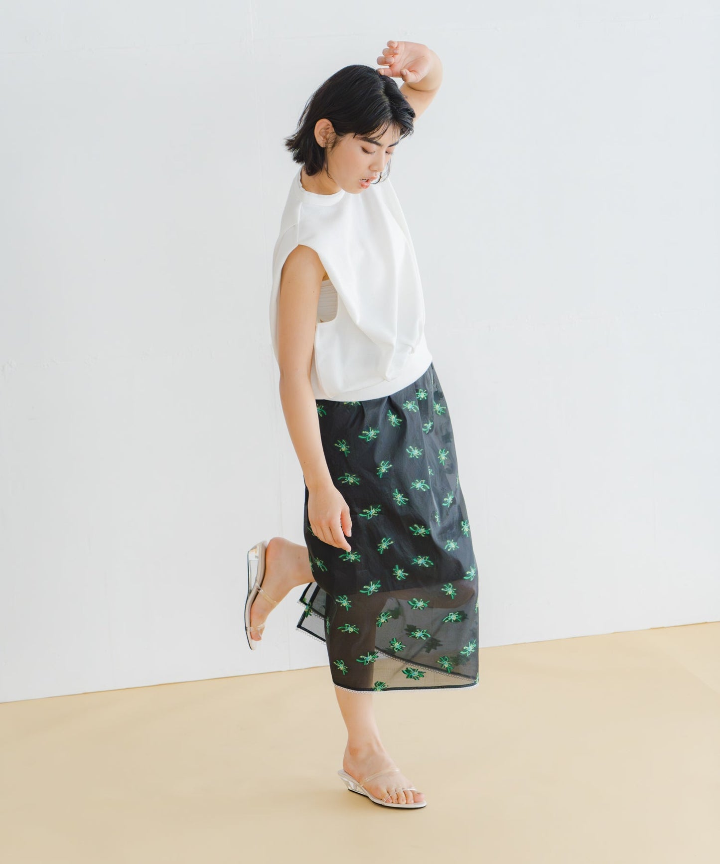 sheer flower skirt / WHT26HSK4031