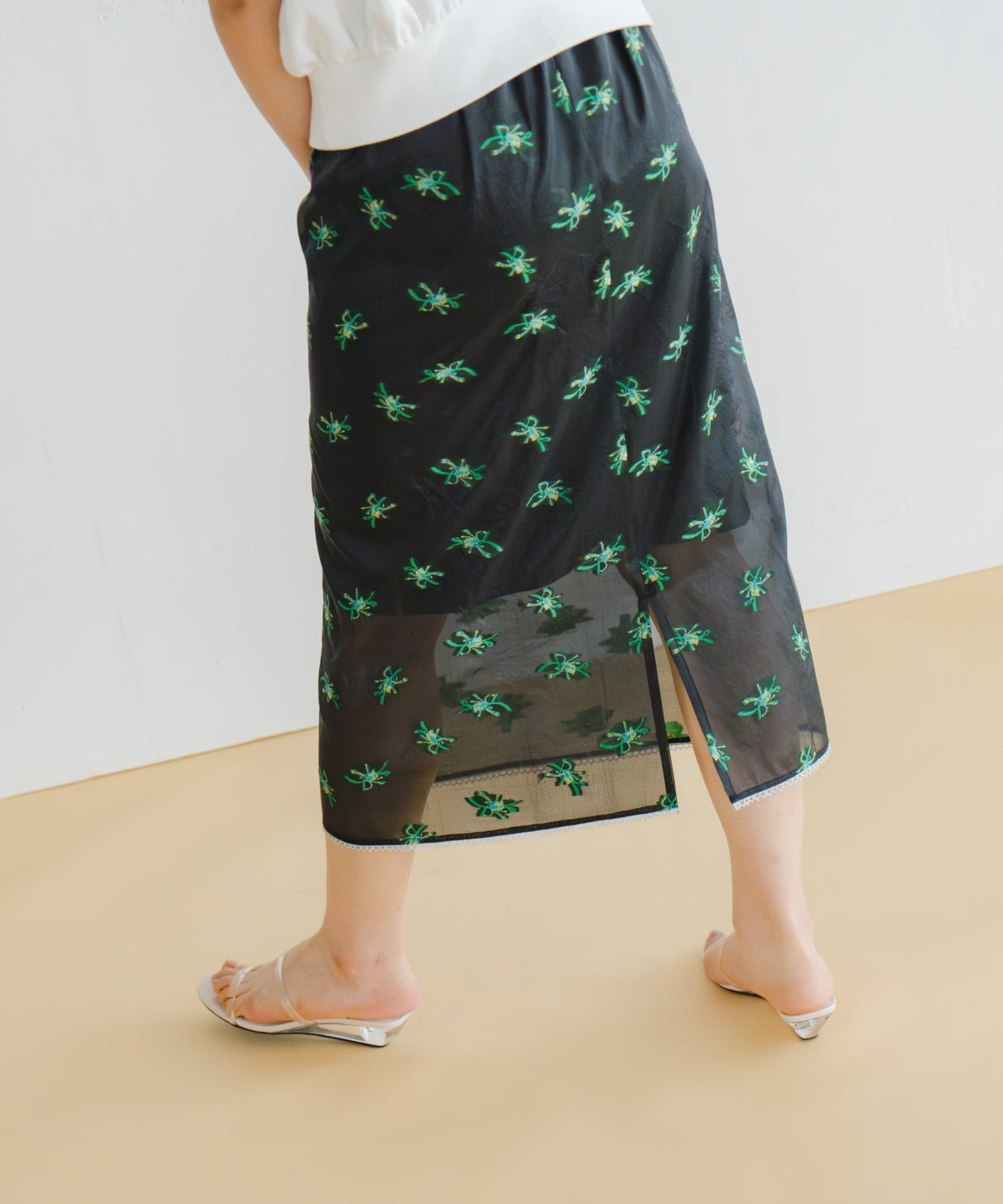 sheer flower skirt / WHT26HSK4031