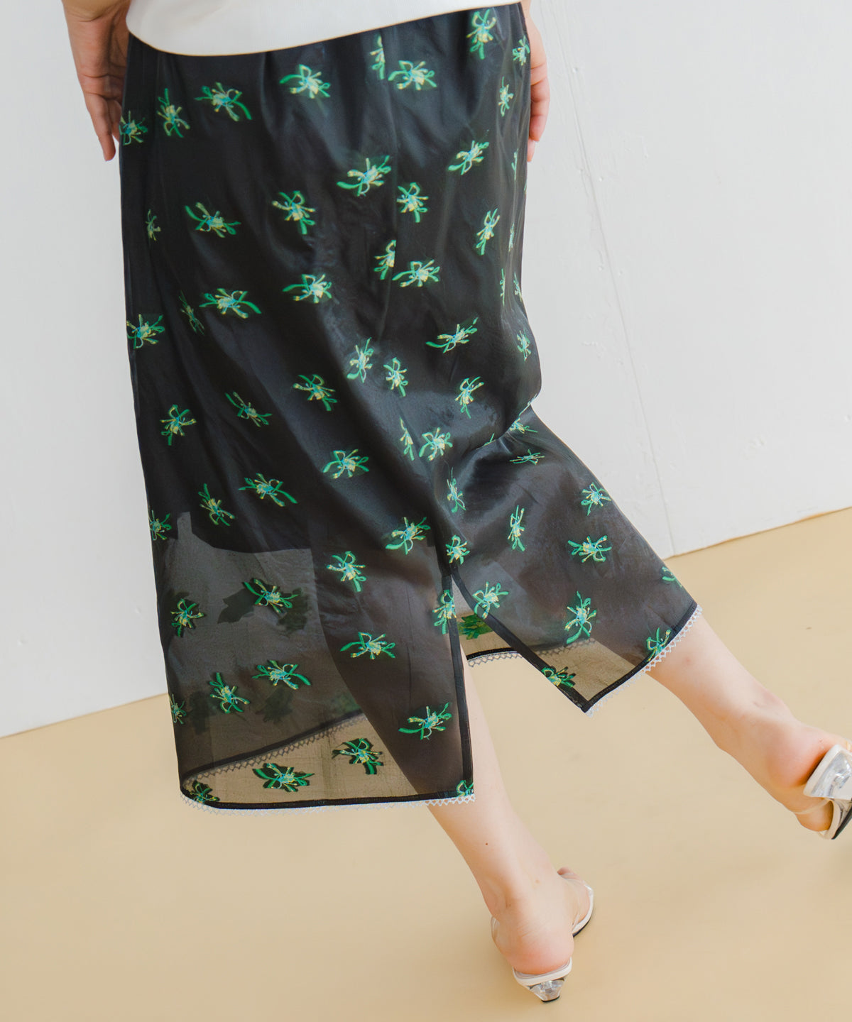 sheer flower skirt / WHT26HSK4031
