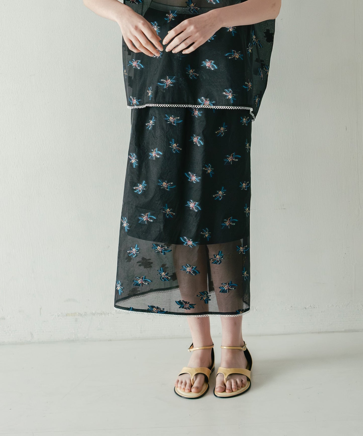 sheer flower skirt / WHT26HSK4031