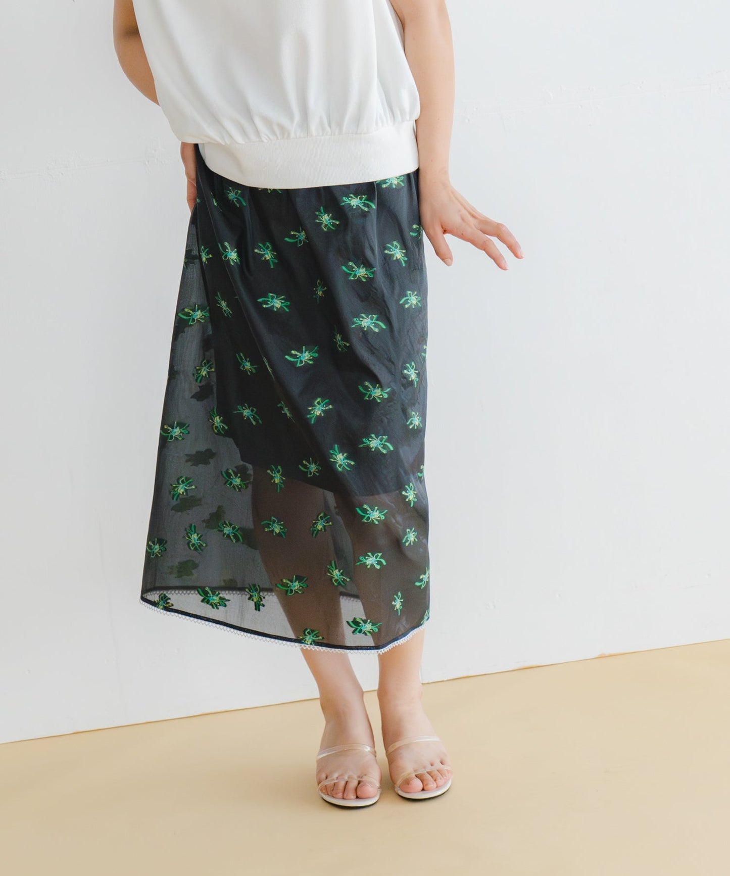 sheer flower skirt / WHT26HSK4031