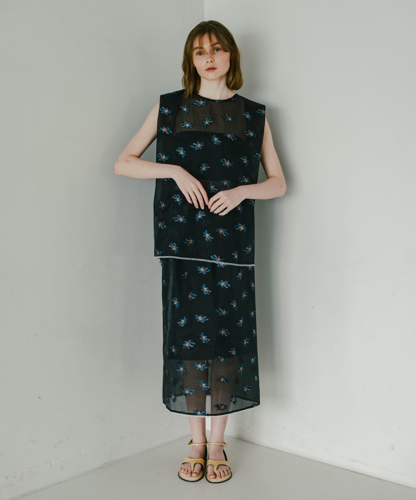 sheer flower skirt / WHT26HSK4031