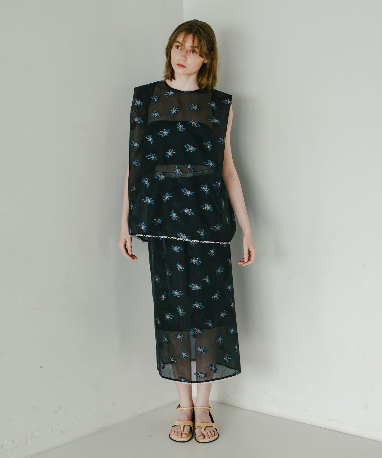 sheer flower skirt / WHT26HSK4031