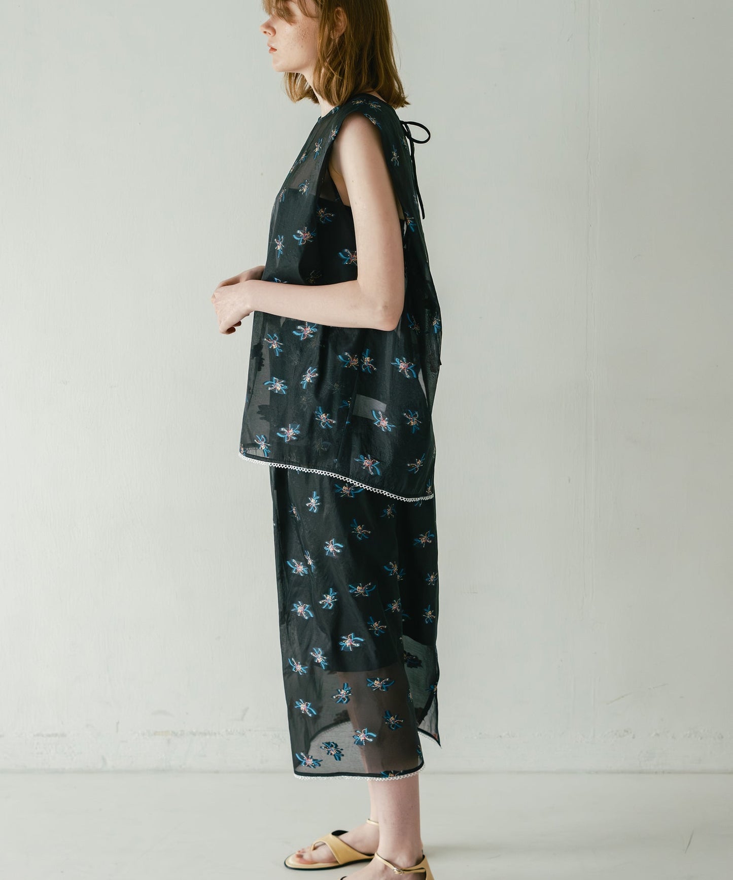 sheer flower skirt / WHT26HSK4031