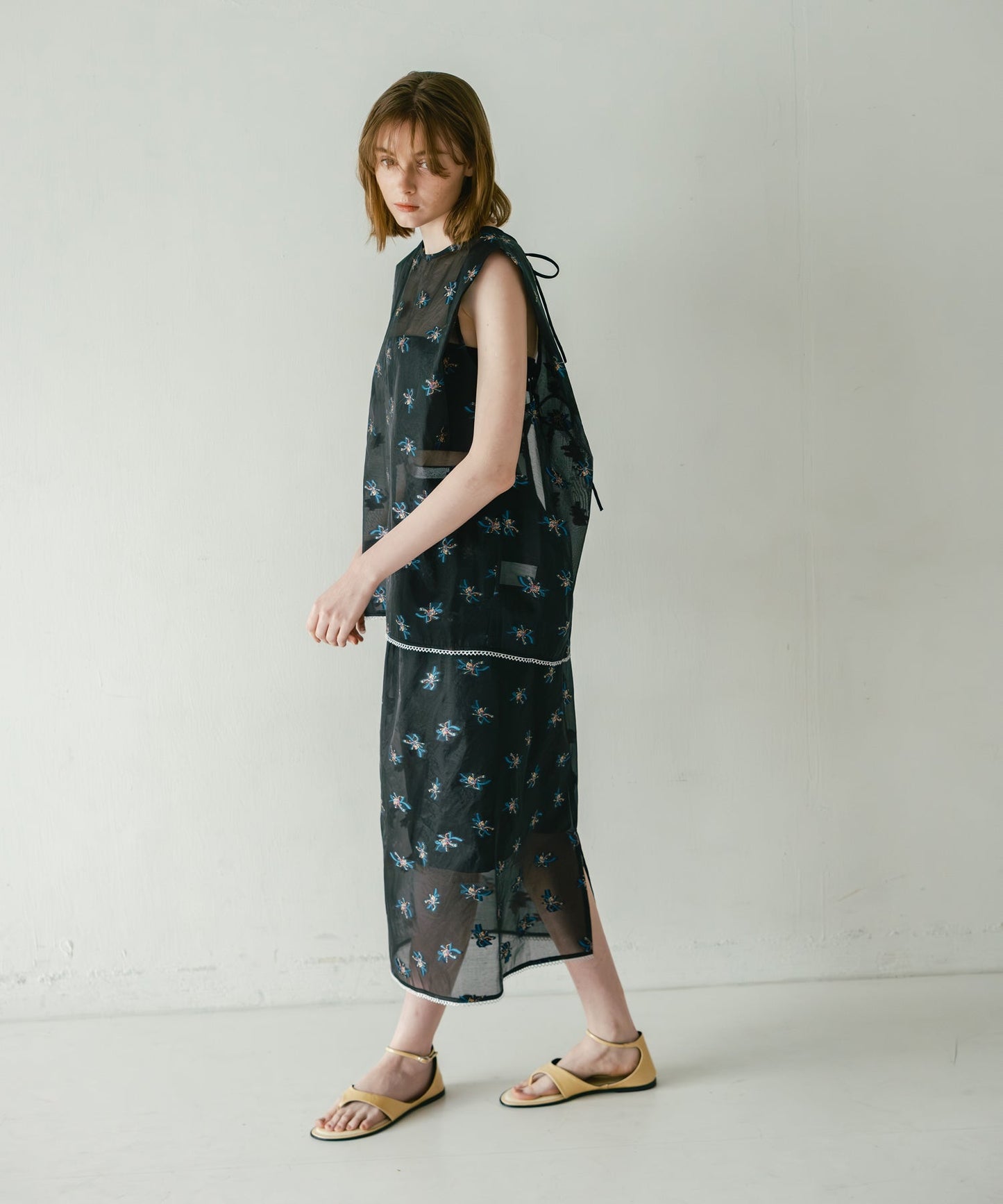 sheer flower skirt / WHT26HSK4031