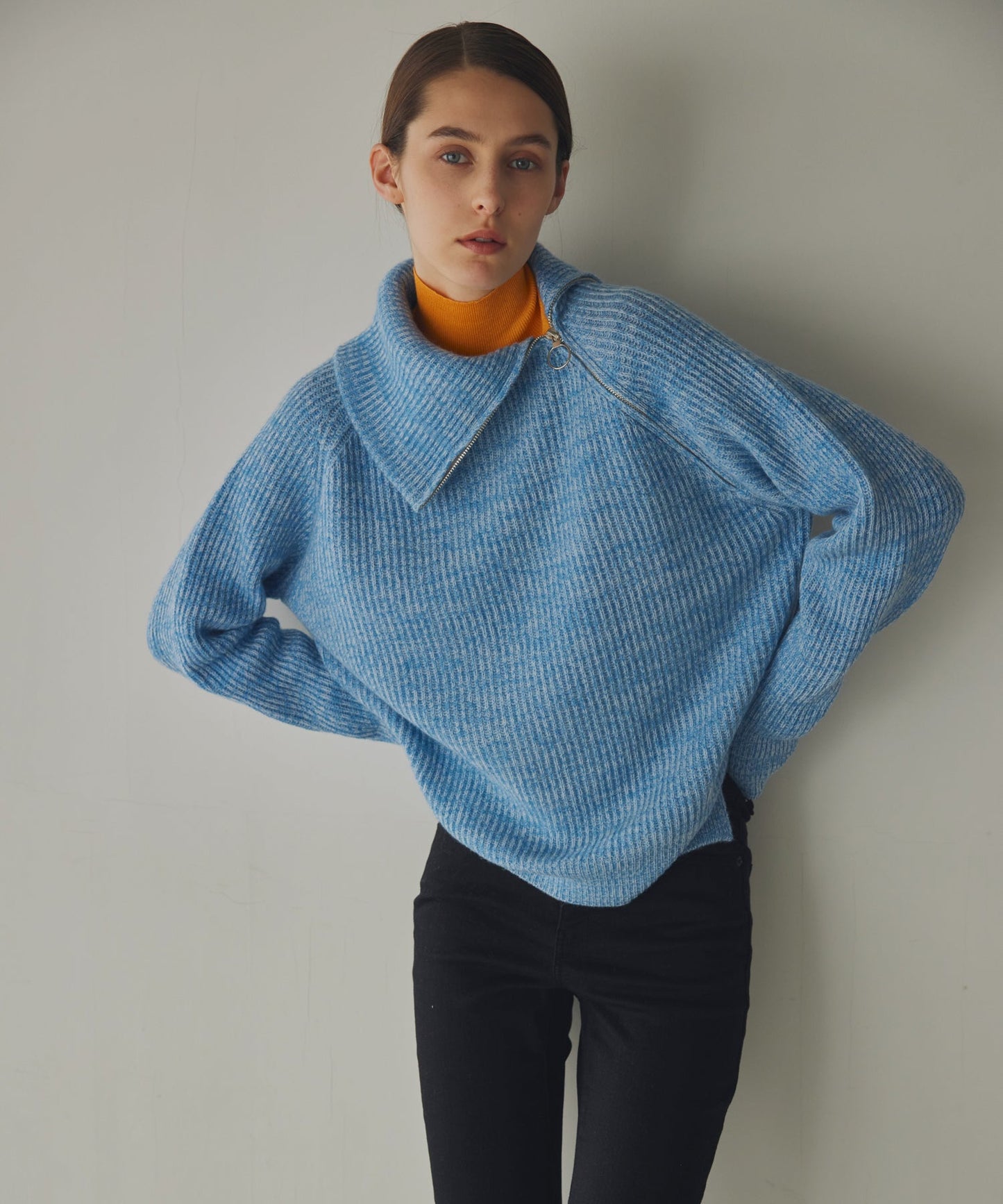 asymmetry high neck knit