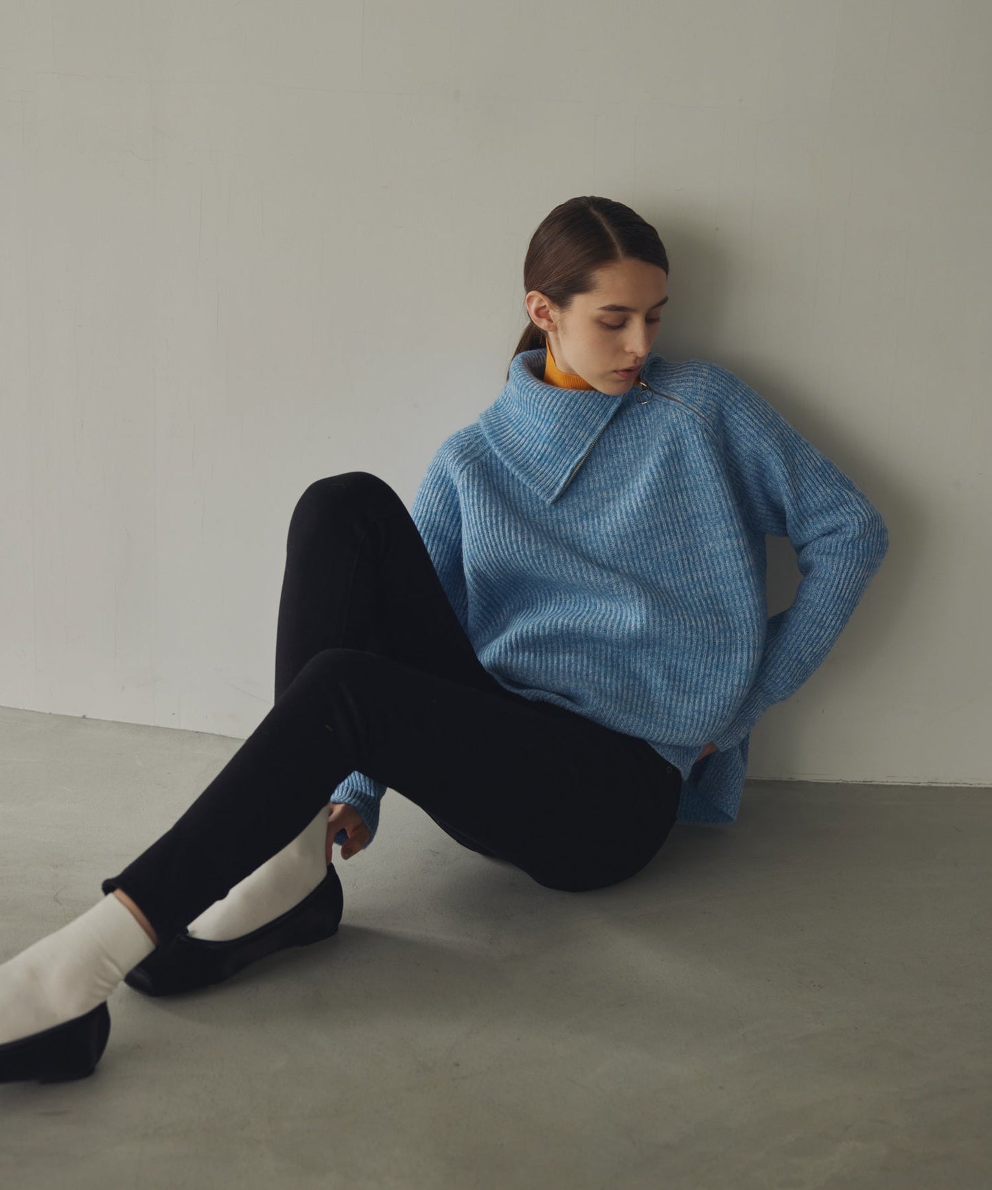 asymmetry high neck knit